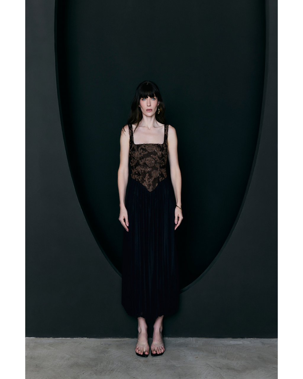 Vestido Jolie Dec. Det Tela Bordada E Balonê Preto